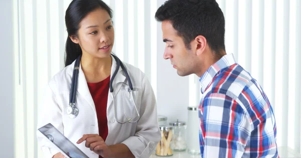 Chinese doctor explaining neck xray to patient — Stock Photo, Image