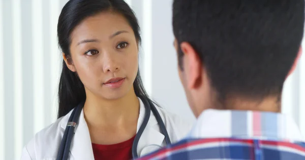 Chinese doctor talking to patient — Stock Photo, Image