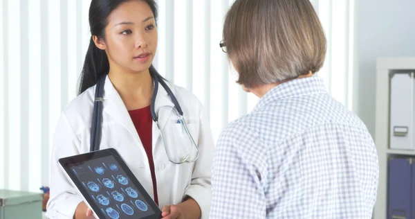 Chinesischer Arzt spricht mit Patient über Röntgenbilder — Stockfoto