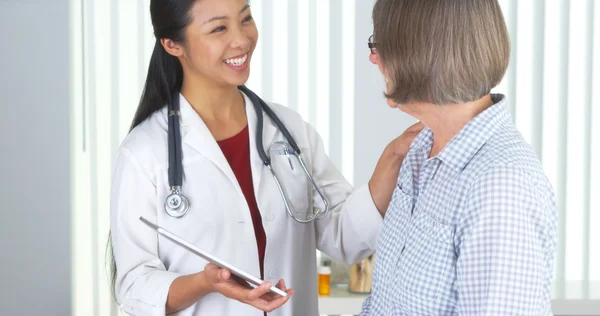 Asiatiska läkare prata med patienten om xrays — Stockfoto