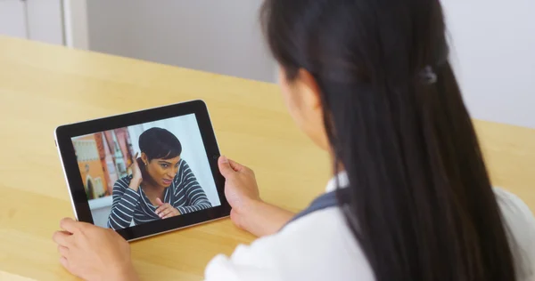 Čínský doktor rozhovoru s pacientem mladá žena na tabletu — Stock fotografie