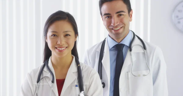 Retrato de dois médicos sorrindo — Fotografia de Stock