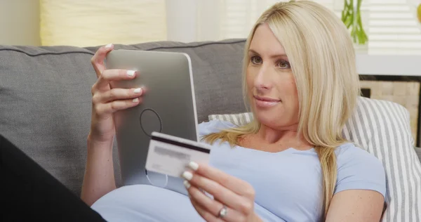 Güzel bir hamile kadın tablete bir çevrimiçi satın alma — Stok fotoğraf