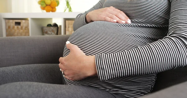 Schöne schwangere Frau reibt Bauch — Stockfoto
