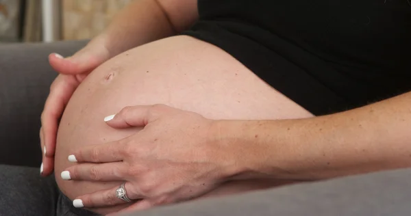 Femme enceinte se frottant l'estomac — Photo