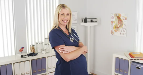 Pregnant nurse smiling — Stock Photo, Image