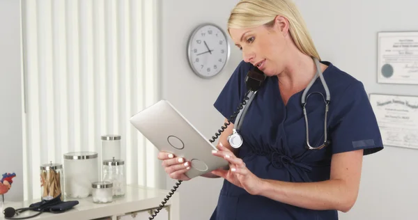 Pregnant nurse working until she goes on maternity leave — Stock Photo, Image