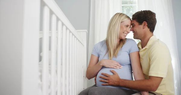 Glückliches Paar freut sich auf sein neues Baby — Stockfoto