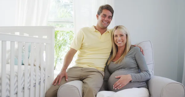 Beau couple assis ensemble dans la crèche — Photo