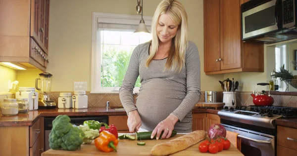 Mulher grávida bonita na cozinha — Fotografia de Stock