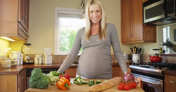 Gravid kvinna ler i kök — Stockfoto