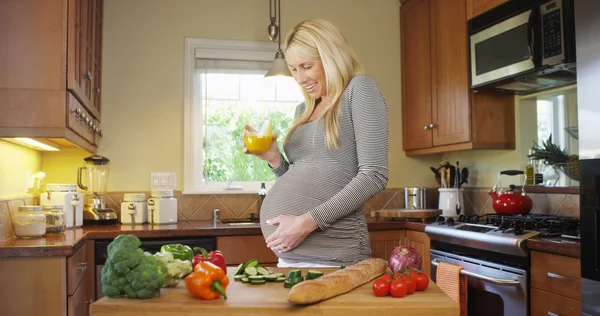 Feliz mujer embarazada bebiendo jugo —  Fotos de Stock