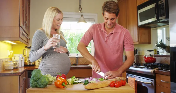 キッチンのかわいい妊娠中のカップル — ストック写真