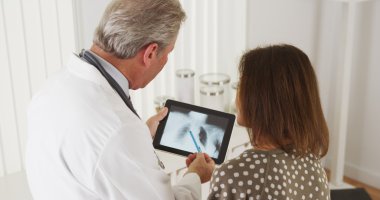 Doktor yaşlı kadın hastaya xrays hakkında konuşmak