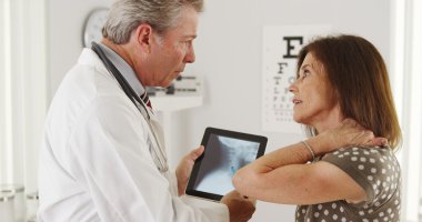 Hasta için kıdemli doktor boyun sorunları açıklayan