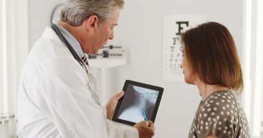 Yaşlı hasta xrays açıklayan doktor