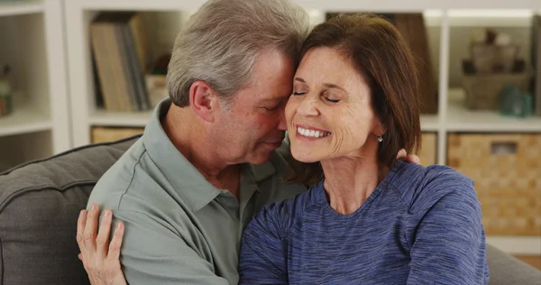 Kochający starszy para przytulanie na kanapie — Zdjęcie stockowe