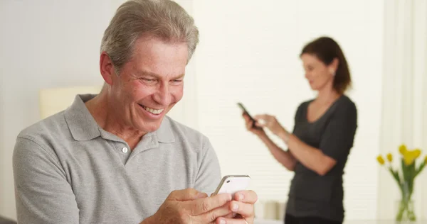 Glada senior man använder smartphone — Stockfoto