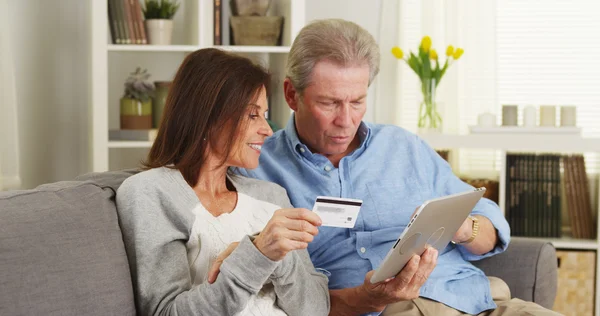 Glada äldre par att göra ett köp på Tablet PC — Stockfoto