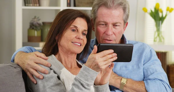 Pareja casada feliz usando smartphone —  Fotos de Stock