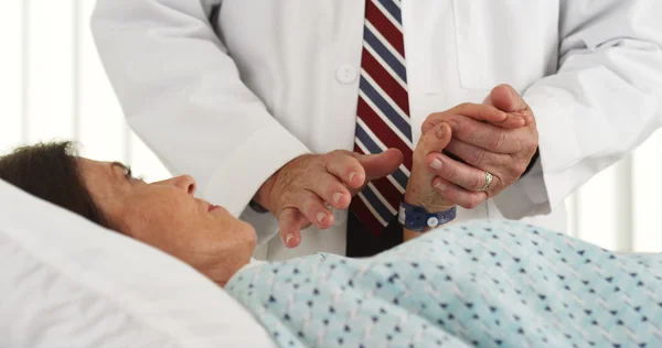 Доктор тримає руку пацієнта і втішає її — стокове фото