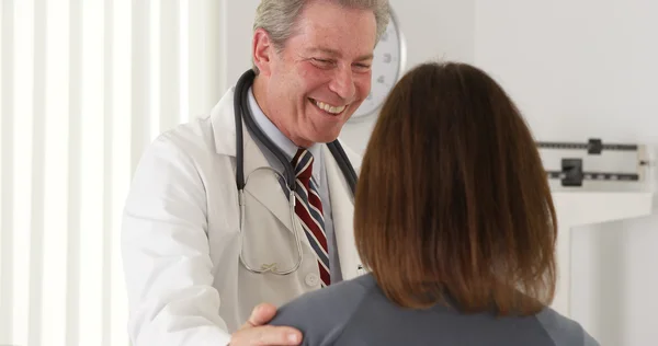 Doctor reassuring elderly patient of quick recovery — Stock Photo, Image