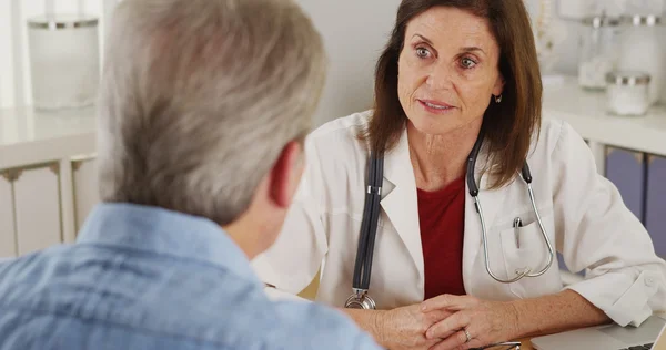 Médecin principal conseillant un patient âgé — Photo