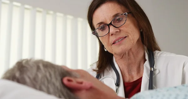 Doctor talking to elderly patient — Stock Photo, Image