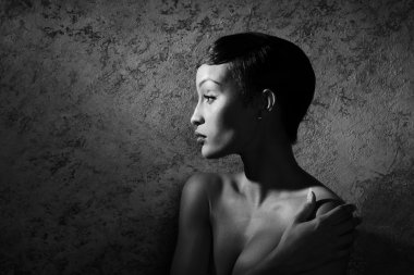 Genç Afrika model siyah-beyaz çıplak poz