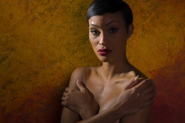 Göğsüne kapsayan çıplak kadın model portresi