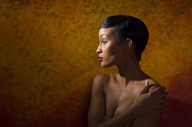 Göğsüne kapsayan çıplak kadın model portresi