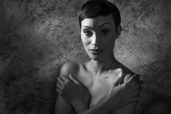 Привлекательная женская модель, позирующая в черном и белом — стоковое фото