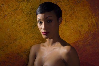 Çekici siyah kadın modeli profil portresi 