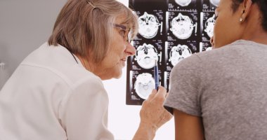 Olgun radyolog olan hasta röntgen sonuçlarını gözden geçirme