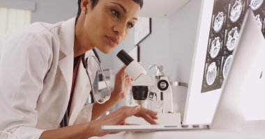 Kadın teknisyen bir microscopec arıyor