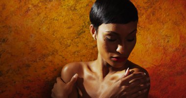 Güzel çekici kadın model duvar önünde poz