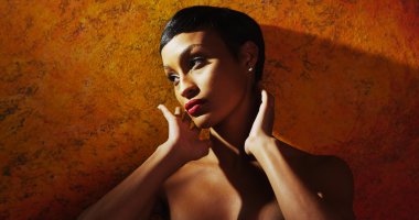 Genç Afrikalı model poz çıplak