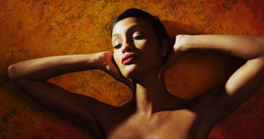 Silah taşıma şehvetli kadın portresi