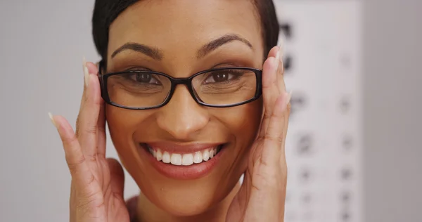 Mutlu siyah kadın gözlük takıyor — Stok fotoğraf