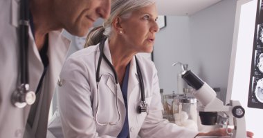 İki olgun beyaz nörologlar röntgen eğitim