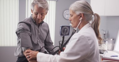 Tansiyon kontrol sahip orta yaşlı erkek hasta