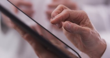 Orta yaşlı kadın eli tablet dokunmadan Close-Up