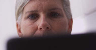 Üst düzey tıbbi doktor bir tablet okuma