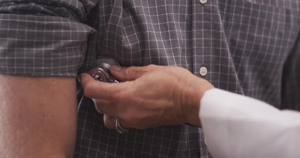 청진기를 사용하여 환자를 진찰하는 의사 — 스톡 사진