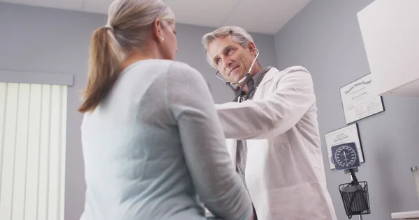 Médecin examinant le patient avec stéthoscope — Photo