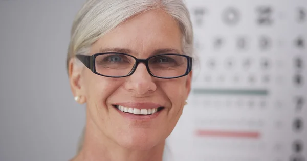 Gyönyörű érett nő visel orvosi recept szemüveg — Stock Fotó