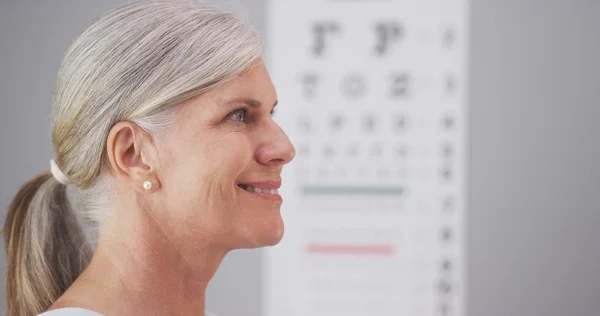 Rijpe vrouw ontvangen van brillen van optometrist — Stockfoto