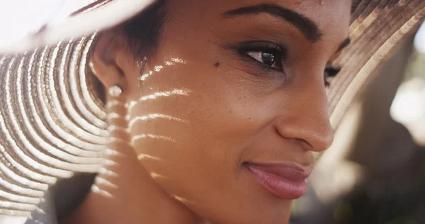 Close up backlit tiro de bela mulher afro-americana wearin — Fotografia de Stock