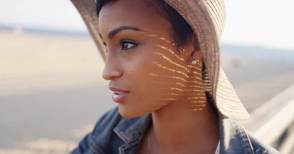 Close up tiro de mulher negra bonita na praia usando chapéu de sol — Fotografia de Stock