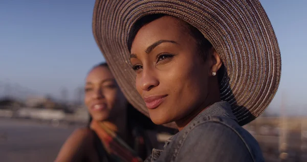 Schwarze Frauen beste Freundinnen mit Blick auf den Ozean im Stehen o — Stockfoto
